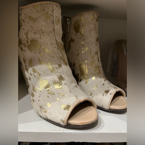 Naughty monkey white & gold bootie. Size 6. Very comfortable & easy to style. - Picture 3 of 4